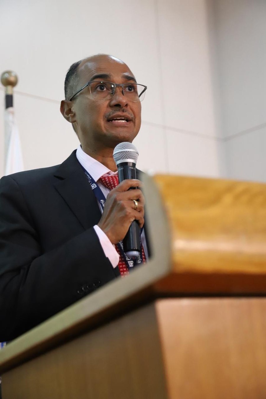 Jaime Alonso Zetien Castillo hablando en un evento académico