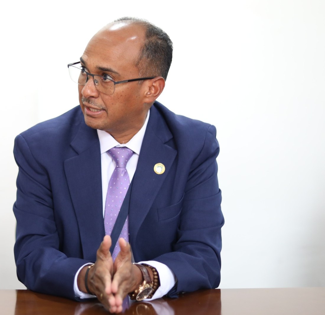 Jaime Alonso Zetien Castillo, abogado, en su despacho institucional